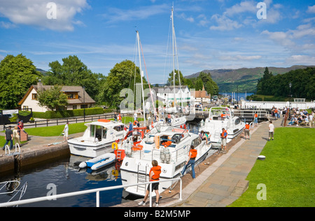 Freude Schiffe bewegen uns in der nächsten Kaledonischer Kanal-Schleuse in Fort Augustus Schottland auf ihrem Weg nach Norden. Stockfoto