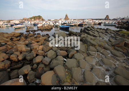 Der kleine Hafen von Aci Trezza, mit den typischen Stacks, Aci Trezza, Sizilien, Italien Stockfoto