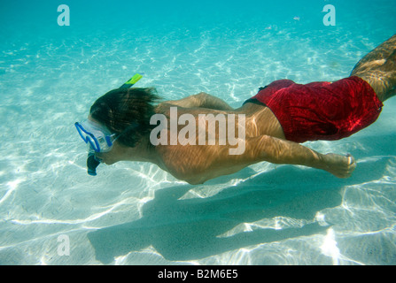 Ein Mann im klaren flachen karibischen Wasser Schnorcheln Stockfoto