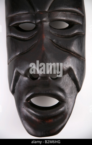 Afrikanische Maske aus Sambia auf weißem Hintergrund Stockfoto