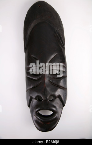 Afrikanische Maske aus Sambia auf weißem Hintergrund Stockfoto