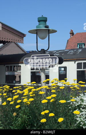 Zeichen und Blumen in Minehead Station. Somerset West-Dampfeisenbahn. Stockfoto