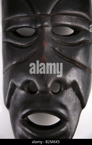 Afrikanische Maske aus Sambia auf weißem Hintergrund Stockfoto