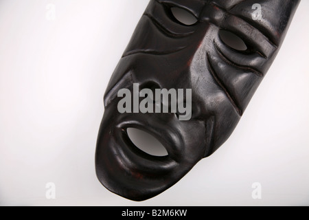 Afrikanische Maske aus Sambia auf weißem Hintergrund Stockfoto