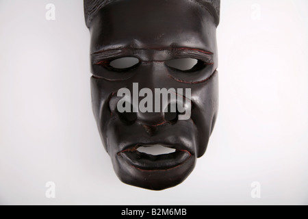 Afrikanische Maske aus Sambia auf weißem Hintergrund Stockfoto