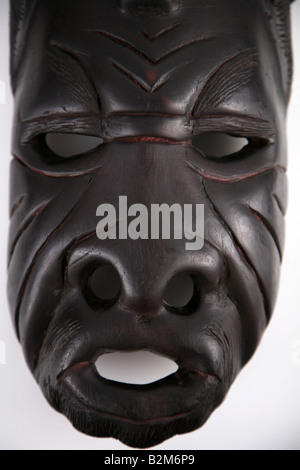 Afrikanische Maske aus Sambia auf weißem Hintergrund Stockfoto