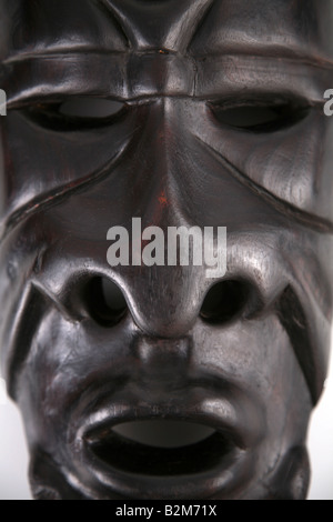 Afrikanische Maske aus Sambia auf weißem Hintergrund Stockfoto