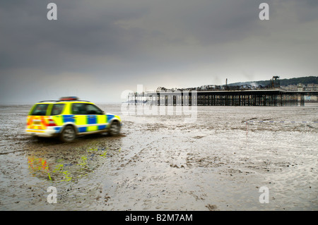 Grand Pier verbrannt in Weston Super Mare. Polizei-Wach-Strand nach Brand. Letzten Stunden Feuerwehrmann-Action. Somerset, England, Vereinigtes Königreich Stockfoto