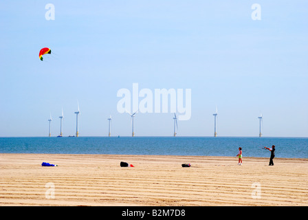 Drachenfliegen am Great Yarmouth Beach mit Offshore-Windturbinen, Great Yarmouth, Norfolk, England, Großbritannien Stockfoto