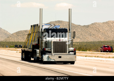 LKW auf US Highway zwischen Las Vegas und Los Angeles Stockfoto