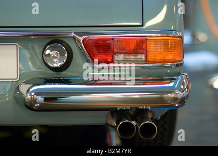 Das Rücklicht und Auspuff von einem grünen Mercedes-Benz 230 SL Stockfoto