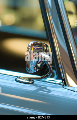 Außenspiegel von einem blauen Mercedes-Benz 230 SL Stockfoto