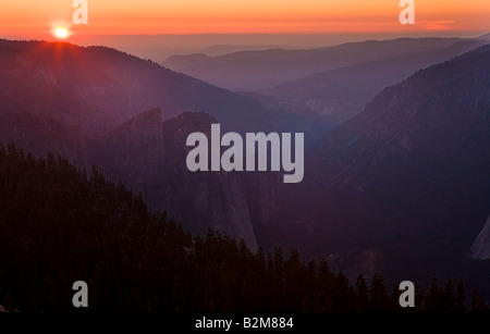 Sonnenuntergang von der Spitze der Sentinnel Dome im Yosemite-Nationalpark Kalifornien mit Kathedrale Felsen gesehen. Stockfoto