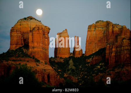 Der Vollmond steigt kurz nach Sonnenuntergang über Cathedral Rocks in Oak Creek Canyon Sedona Arizona. Stockfoto