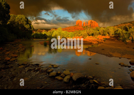 Ein Clearing-Sturm bietet dramatische Wolken, Abendlicht auf Kathedrale Felsen und Oak Creek am Red Rock Crossing Sedona Arizona Stockfoto