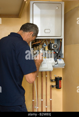 Mann arbeitet auf einen Gas-Brennwertkessel Stockfoto