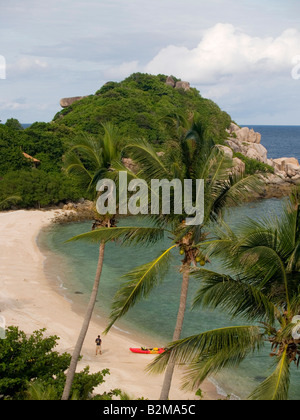 einsamer Kajak am Hut Sai Daeng Strand auf Koh Tao Insel in Thailand Stockfoto