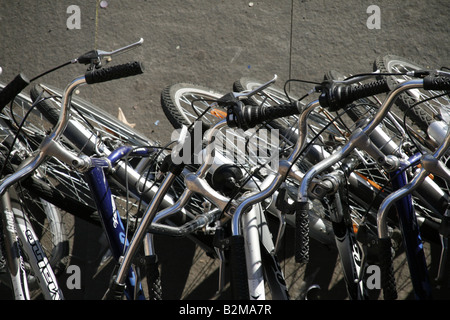 viele neue Fahrräder geparkt auf Straße in der Stadt Stadt Stockfoto