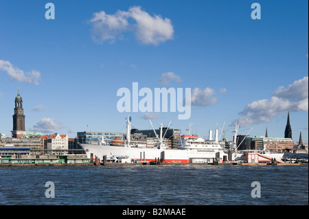 Pier, St.-Michaelis-Kirche aka Michel und das Museumsschiff Cap San Diego, Hamburg, Deutschland Stockfoto