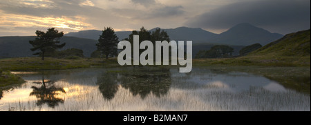 Abends spät Reflexion Abendlicht bei Kelly Hall Tarn in der Nähe von Coniston im englischen Lake District Stockfoto