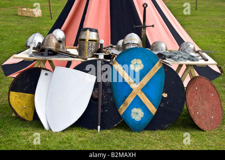 Die Ritter von Monymusk Reenactment-Gruppe anzeigen ihre Bewaffnung in Arbroath Staatsinstituts spektakuläre Angus Scotland UK Stockfoto