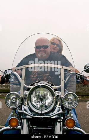 Zwei Biker sitzen auf ihrer Harley Davidson Motorrad bei der Staatsinstituts Veranstaltung in Arbroath, Großbritannien Stockfoto