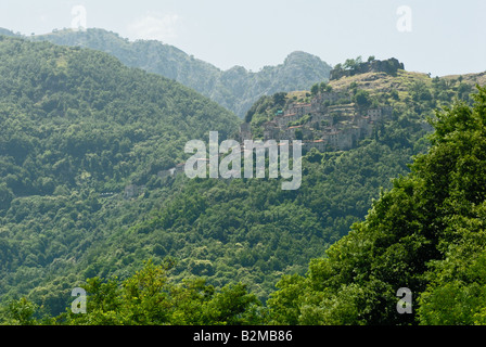 Eine Dorf in der nördlichen Toskana klammert sich an den Hang Stockfoto