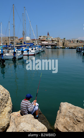 Der Junge fängt Fisch in der Bucht Stockfoto