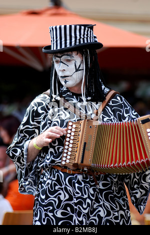 Schwein Dyke Molly Morris Dance Melodeon Spieler auf Warwick Folk Festival, 2008 UK Stockfoto