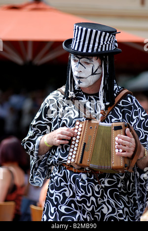 Schwein Dyke Molly Morris Dance Melodeon Spieler bei Warwick Folk Festival 2008 UK Stockfoto