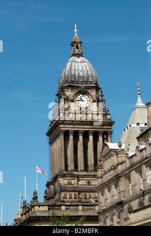 Leeds Rathaus Glockenturm gesehen über die Dachlinie des Bibliotheksgebäudes Stockfoto