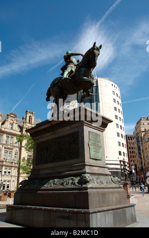 Die Reiterstatue des Schwarzen Prinzen mit dem ehemaligen Postgebäude und Nr. 1 Stadtplatz über Stockfoto