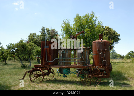 Alte zu destillieren, Maschine und Lavendel Feld in der Provence, Frankreich Stockfoto