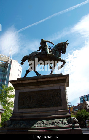 Die Reiterstatue des Schwarzen Prinzen Silhouette gegen den blauen Himmel in der Stadt Stockfoto