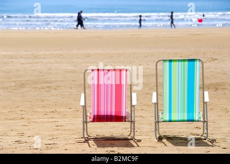 Zwei leere bunte Strandkörbe am Sandstrand Stockfoto