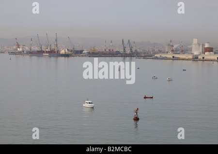 Santander Port nördlichen Spanien Hafen Krane Bohrtürme kleine Boote Fischer Storage Tanks und Silos auf der rechten Seite Stockfoto