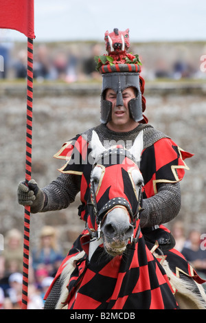 Berittene englische mittelalterliche Ritter mit Lanze; Scottish Historical Saltaire Society, Nachspiel-Turnier in Fort George, Ardersier, Schottland Großbritannien Stockfoto