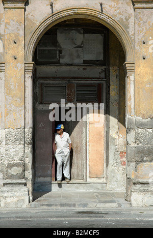 Mann, Blick auf die Straße in Havanna, Kuba. Stockfoto