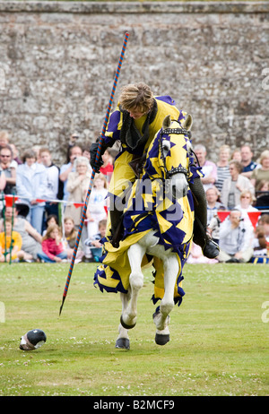 Berittene englische mittelalterliche Ritter mit Lanze; Scottish Historical Saltaire Society, Nachspiel-Turnier in Fort George, Ardersier, Schottland Großbritannien Stockfoto