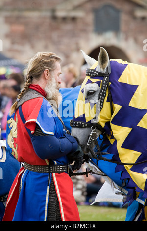 Berittene englische mittelalterliche Ritter mit Lanze; Scottish Historical Saltaire Society, Nachspiel-Turnier in Fort George, Ardersier, Schottland Großbritannien Stockfoto