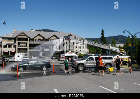 Auto-Waschanlagen mit Feuerwehr Pumpe LKW in Whistler Dorf nach Hause von den Olympischen Spielen 2010 Stockfoto