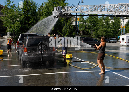 Auto-Waschanlagen mit Feuerwehr Pumpe LKW in Whistler Dorf nach Hause von den Olympischen Spielen 2010 Stockfoto