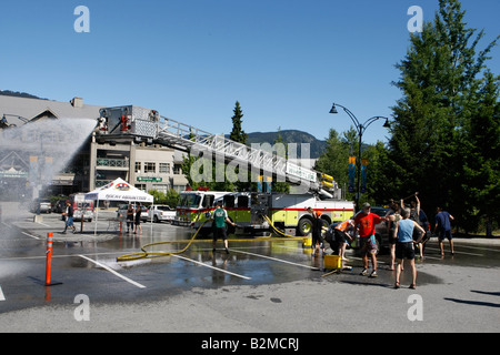 Auto-Waschanlagen mit Feuerwehr Pumpe LKW in Whistler Dorf nach Hause von den Olympischen Spielen 2010 Stockfoto