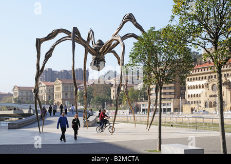 Maman eine riesige Metall Skulptur einer Spinne von Louise Bourgeois im Guggenheim-Museum Bilbao Spanien Stockfoto