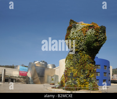 Skulptur von Hündchen von Jeff Koons vor dem Guggenheim-Museum Bilbao Spanien Stockfoto