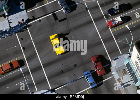 Kreuzung im Universitätsviertel mit gelben Taxi Seattle Washington State USA Stockfoto