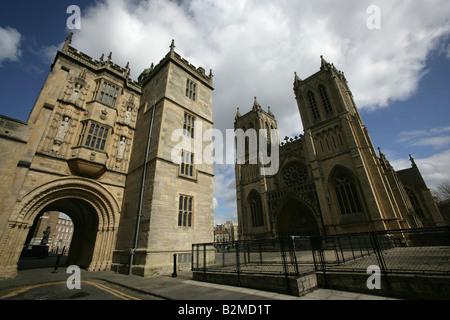 Stadt von Bristol, England. Die Zentralbibliothek am College Square mit den Westeingang Bristol Kathedrale im Hintergrund. Stockfoto