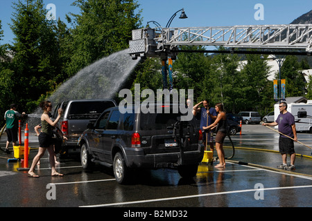 Auto-Waschanlagen mit Feuerwehr Pumpe LKW in Whistler Dorf nach Hause von den Olympischen Spielen 2010 Stockfoto