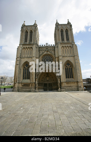 Stadt von Bristol, England. Die John Loughborough Pearson entwarf Türme vor dem Eingang West, Bristol Cathedral. Stockfoto