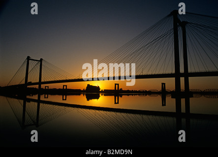 Silhouette Kabel Brücke überqueren den Columbia River an der Tri Städte Eastern Washington State, USA Stockfoto